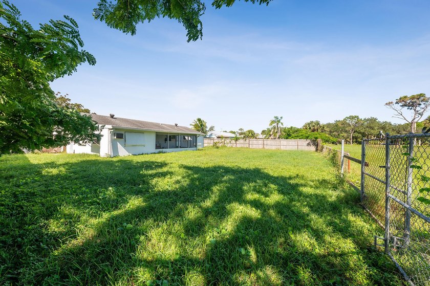 Welcome to this spacious 3 bed and 3 bath home with 2 ensuites - photo 18