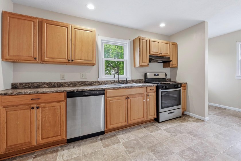 Welcome to 2319 N. Weller in Springfield, Missouri! This 3 - photo 3