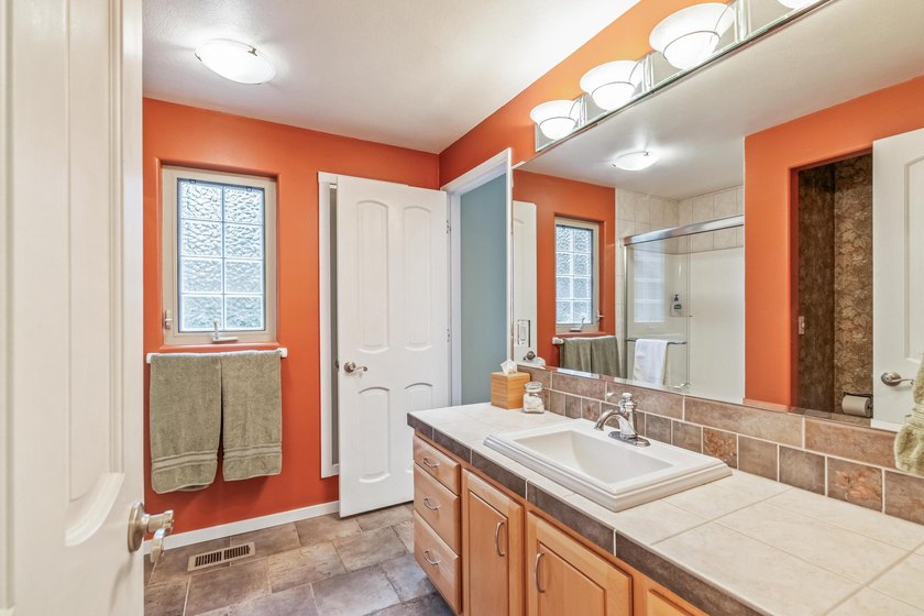 This furnished spacious, updated Meadows Golf Course home - photo 21