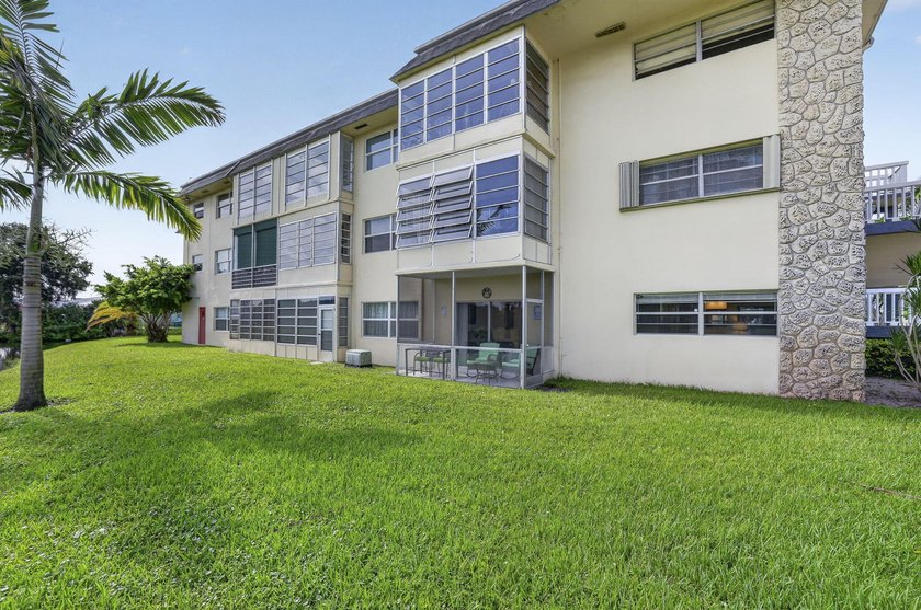 Beautifully updated 2-bedroom, 2-bath first-floor corner unit in - photo 22