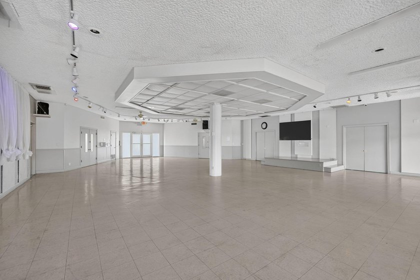 Beautifully updated 2-bedroom, 2-bath first-floor corner unit in - photo 28