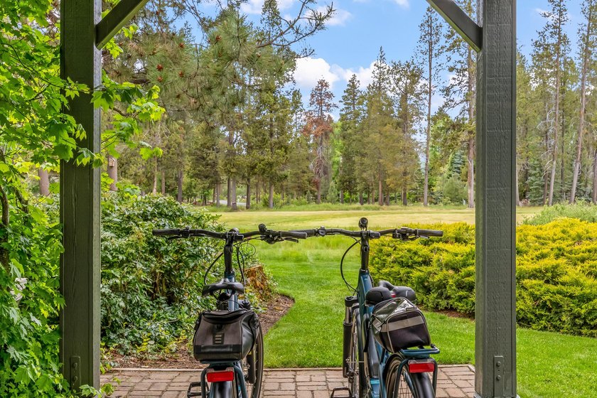 This furnished spacious, updated Meadows Golf Course home - photo 31