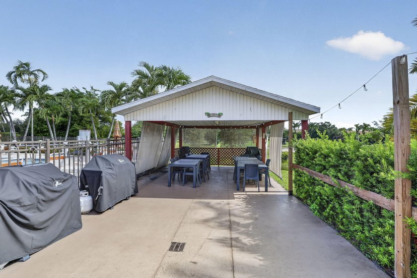 Beautifully updated 2-bedroom, 2-bath first-floor corner unit in - photo 31