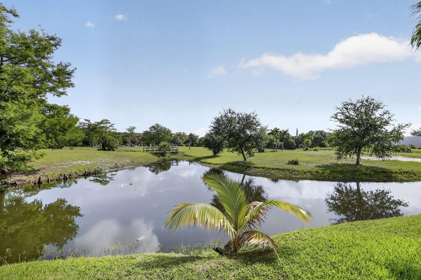 Beautifully updated 2-bedroom, 2-bath first-floor corner unit in - photo 34