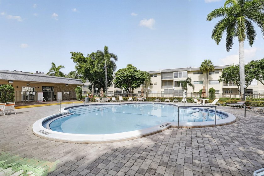 Beautifully updated 2-bedroom, 2-bath first-floor corner unit in - photo 35