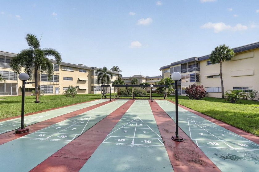 Beautifully updated 2-bedroom, 2-bath first-floor corner unit in - photo 37