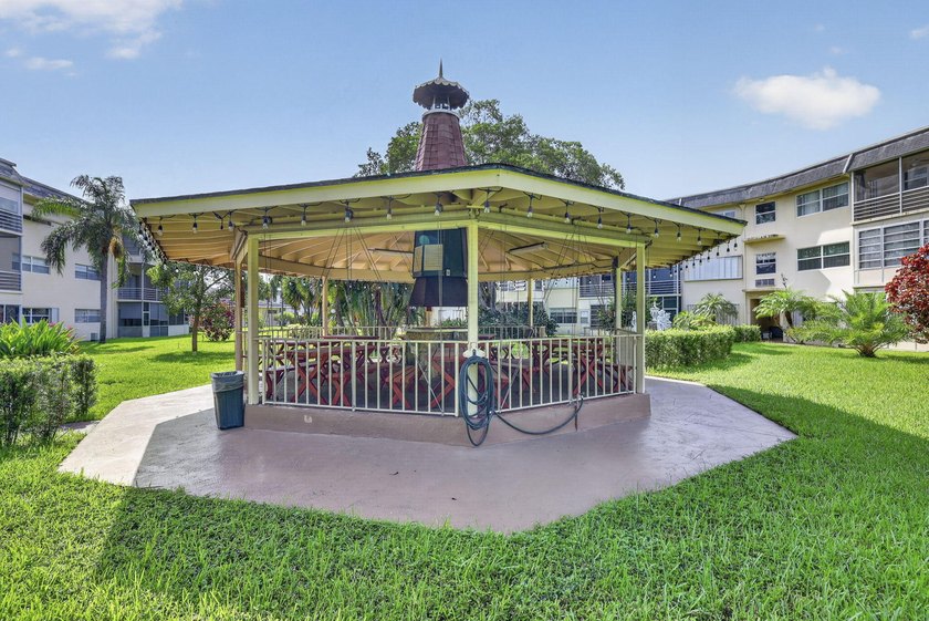 Beautifully updated 2-bedroom, 2-bath first-floor corner unit in - photo 42