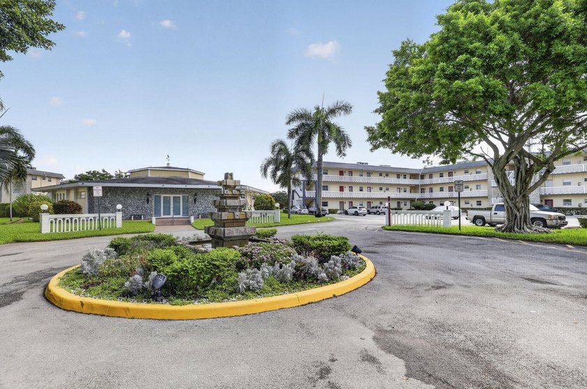 Beautifully updated 2-bedroom, 2-bath first-floor corner unit in - photo 44