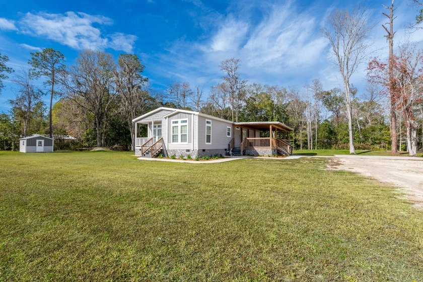 Welcome home to this immaculate, like-new residence that has - photo 3