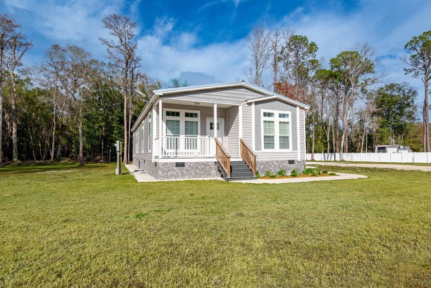 Welcome home to this immaculate, like-new residence that has - photo 6