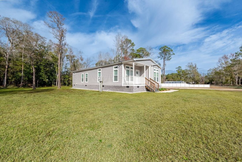Welcome home to this immaculate, like-new residence that has - photo 7