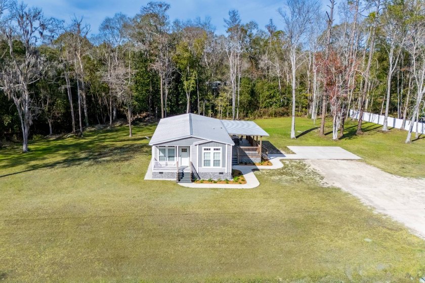 Welcome home to this immaculate, like-new residence that has - photo 10