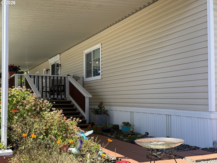 EXCELLENT CONDITION! 1984, 924 sq ft 2 bed, 2 bath manufactured - photo 2