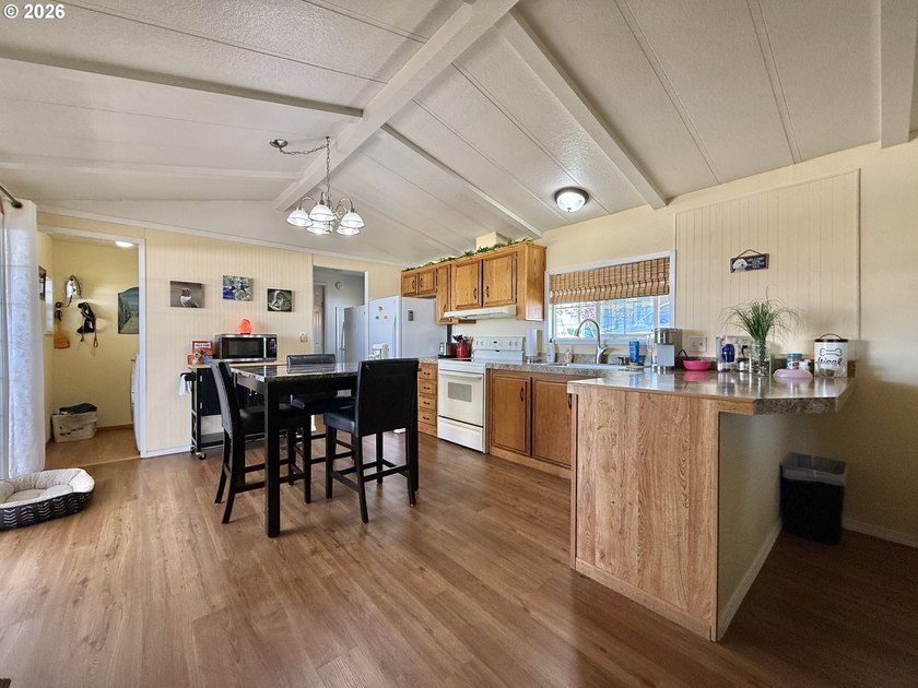 EXCELLENT CONDITION! 1984, 924 sq ft 2 bed, 2 bath manufactured - photo 7