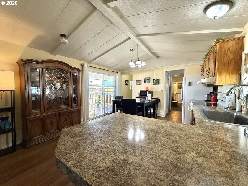 EXCELLENT CONDITION! 1984, 924 sq ft 2 bed, 2 bath manufactured - photo 8