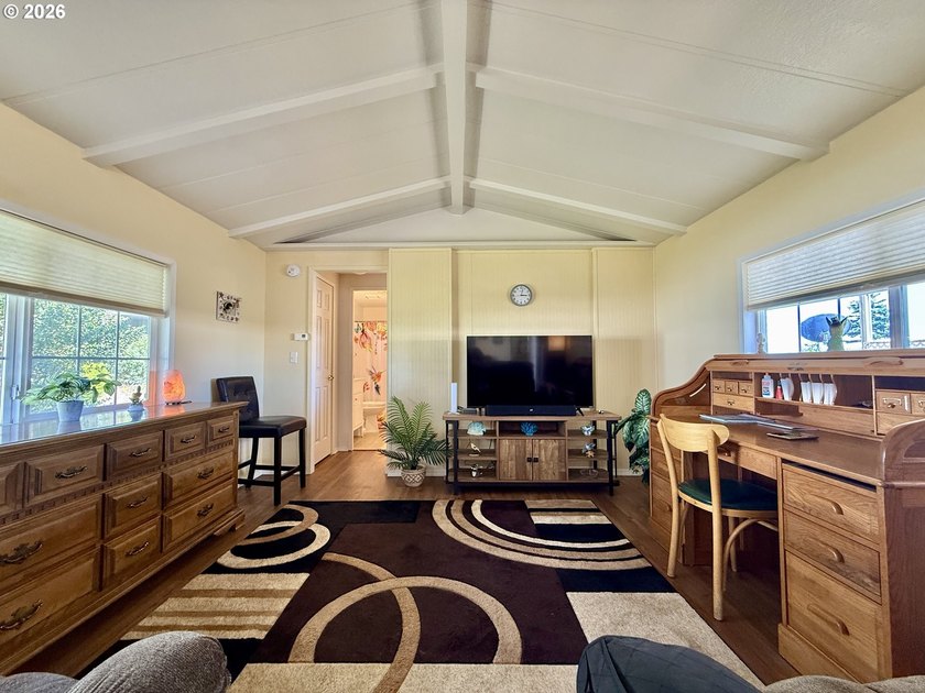 EXCELLENT CONDITION! 1984, 924 sq ft 2 bed, 2 bath manufactured - photo 9