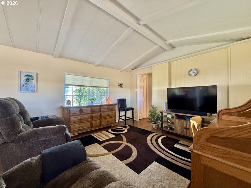 EXCELLENT CONDITION! 1984, 924 sq ft 2 bed, 2 bath manufactured - photo 10