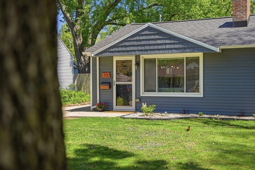 Welcome to this wonderful east side bungalow, filled with - photo 2