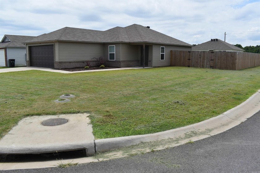 Welcome home to this beautiful newer construction offering the - photo 2