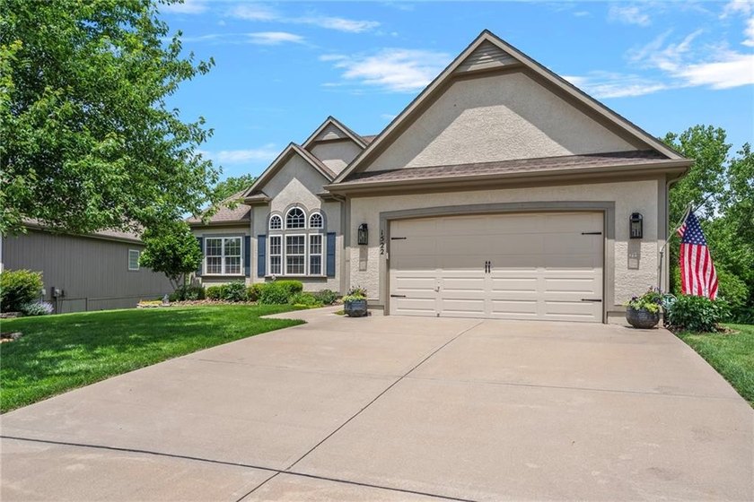 ENJOY EASY LIVING IN THE CREEKMOOR VILLAS! This impeccably - photo 3