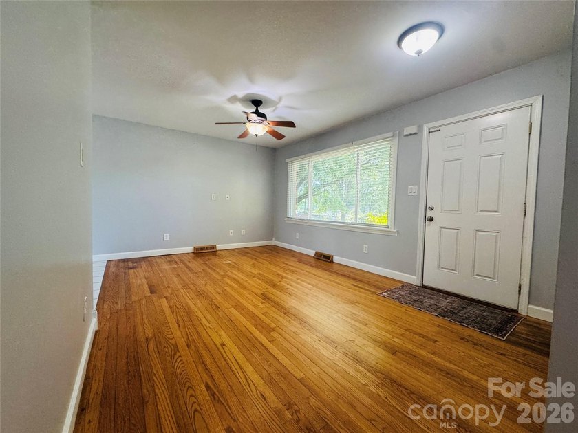 Welcome home to this inviting 3-bedroom, 1-bath residence - photo 18