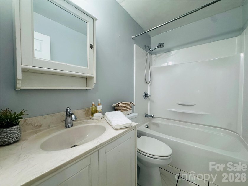 Welcome home to this inviting 3-bedroom, 1-bath residence - photo 21