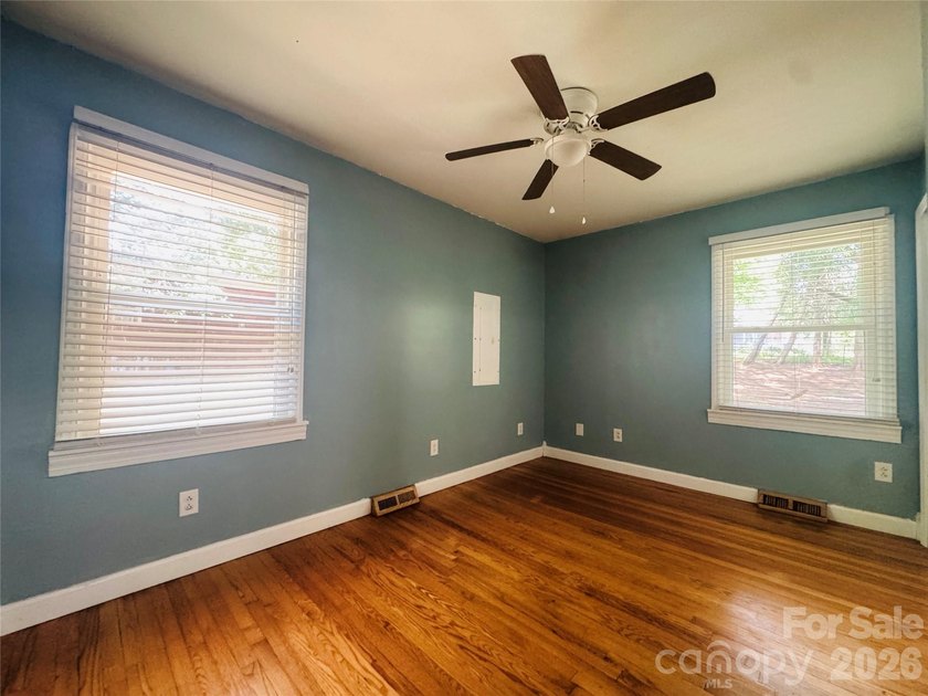 Welcome home to this inviting 3-bedroom, 1-bath residence - photo 24