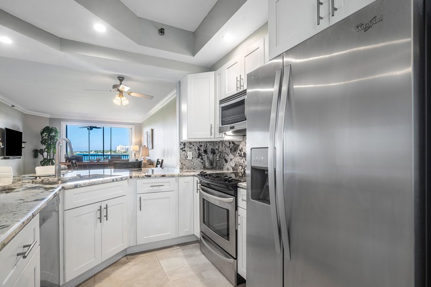 Beautiful 2 bed 2 bath unit overlooking the intercoastal - photo 4