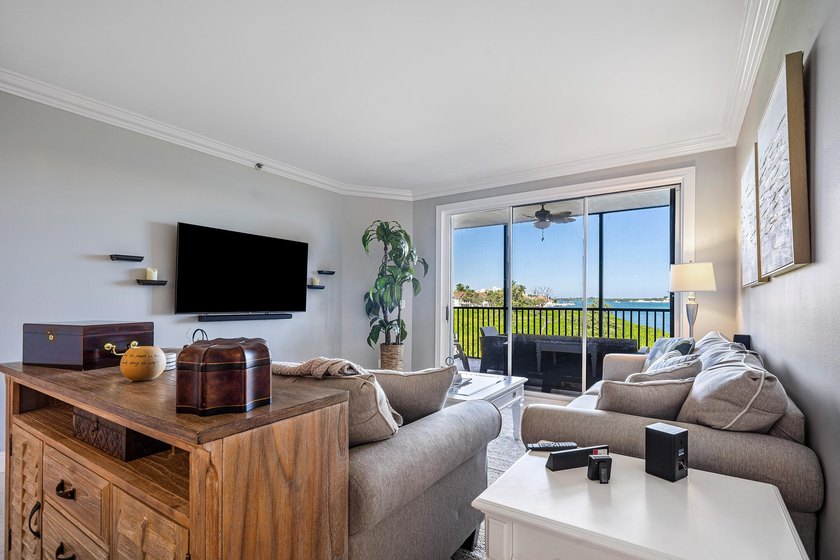 Beautiful 2 bed 2 bath unit overlooking the intercoastal - photo 6