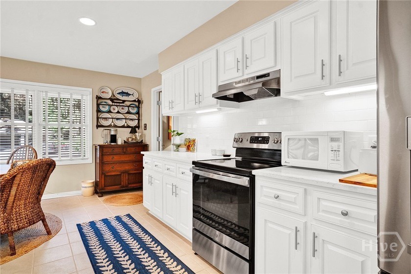 Truly maintenance-free living! This turn-key unit is move-in - photo 17