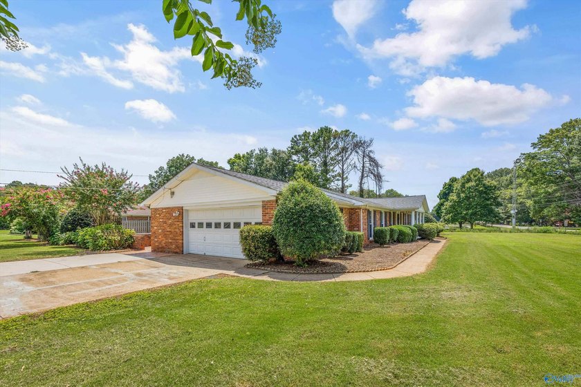 Enjoy golf course living with NO HOA, WORKSHOP and POOL! - photo 7