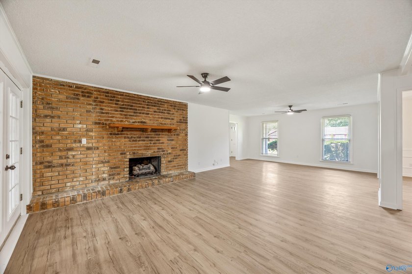 Enjoy golf course living with NO HOA, WORKSHOP and POOL! - photo 8