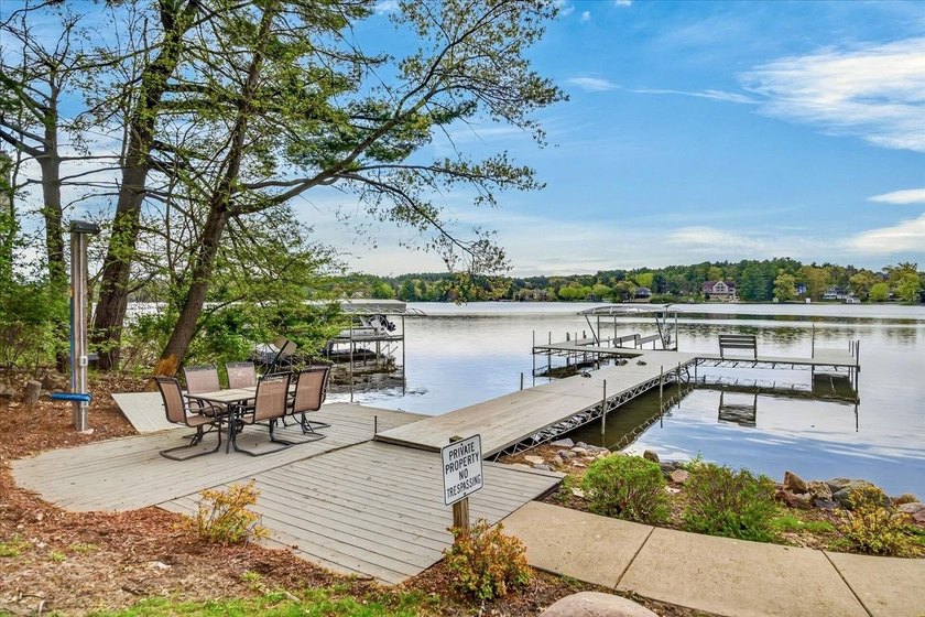 Experience luxury lake living in this beautifully updated Lake - photo 3