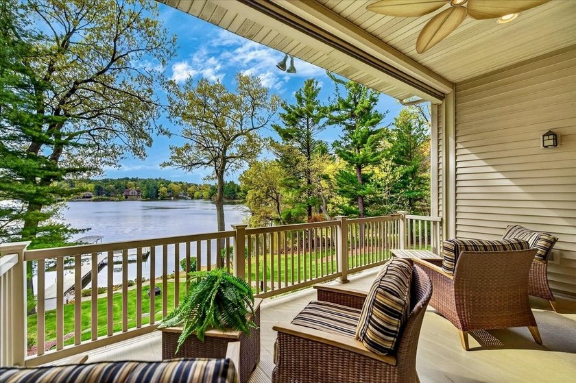 Experience luxury lake living in this beautifully updated Lake - photo 4