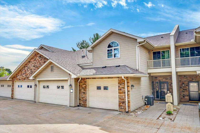 Experience luxury lake living in this beautifully updated Lake - photo 5