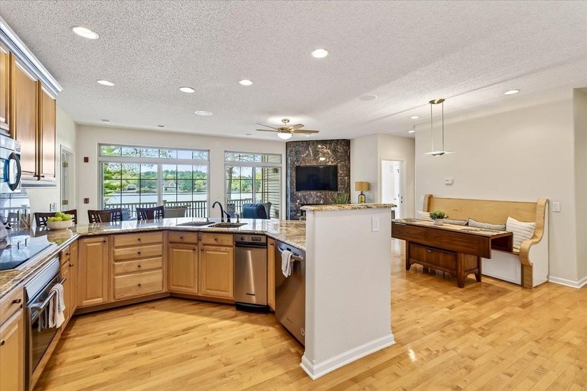 Experience luxury lake living in this beautifully updated Lake - photo 7