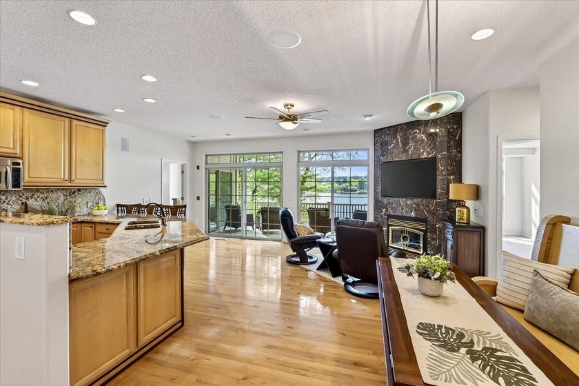 Experience luxury lake living in this beautifully updated Lake - photo 9
