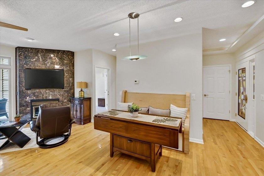 Experience luxury lake living in this beautifully updated Lake - photo 10