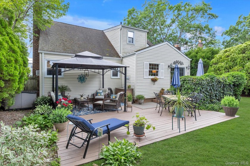 Welcome to this beautifully updated 4-bedroom, 2-bath Cape that - photo 20