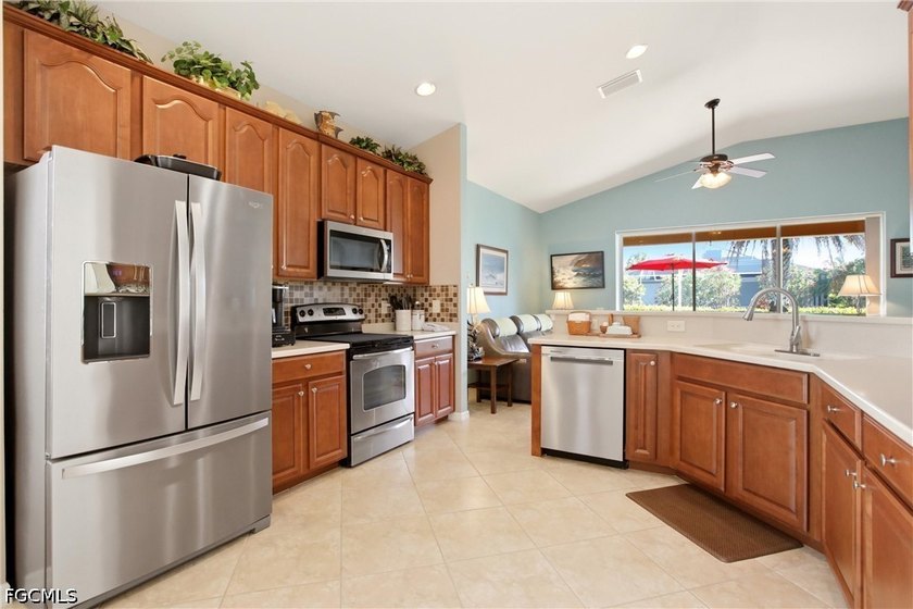 Experience this Beautifully Maintained 3 Bedroom + Den, 2 Bath - photo 10
