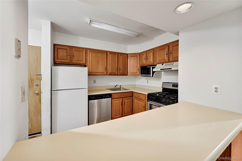 Soundview Terrace Condo is just steps from the New Rochelle's - photo 7