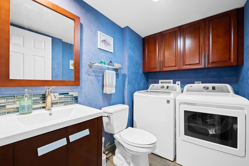 Tastefully Renovated &amp; Move-In Ready 2BR/2.5BA Townhome in - photo 14