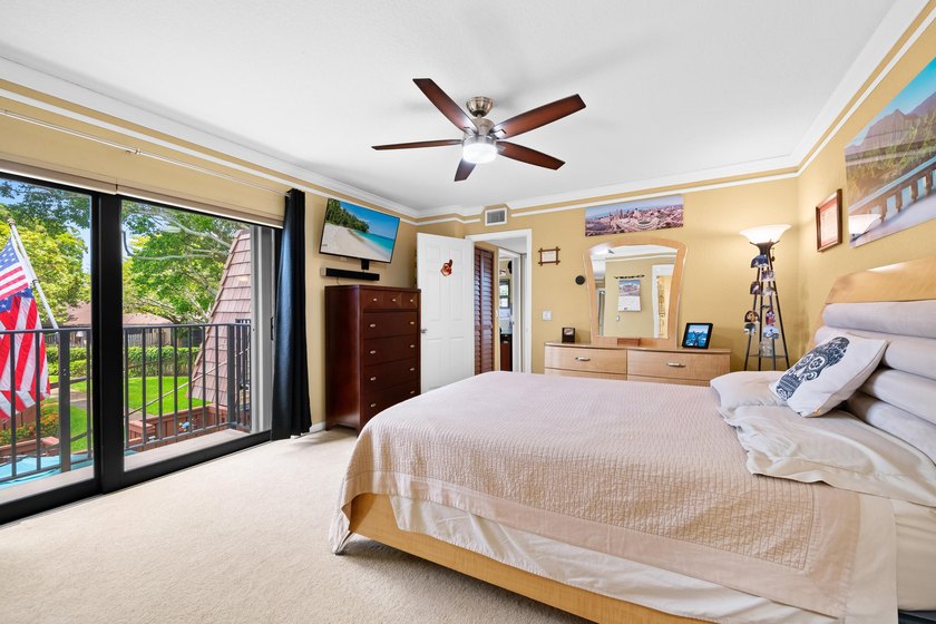 Tastefully Renovated &amp; Move-In Ready 2BR/2.5BA Townhome in - photo 17