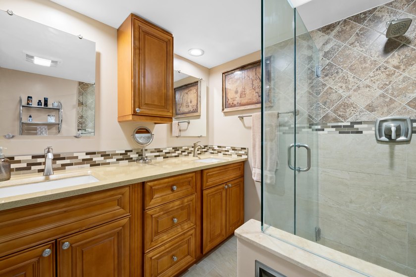 Tastefully Renovated &amp; Move-In Ready 2BR/2.5BA Townhome in - photo 19