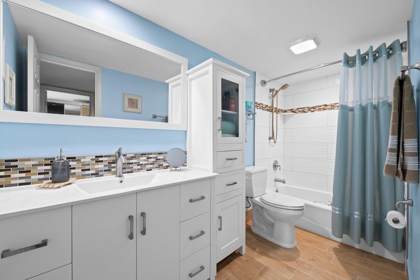 Tastefully Renovated &amp; Move-In Ready 2BR/2.5BA Townhome in - photo 23
