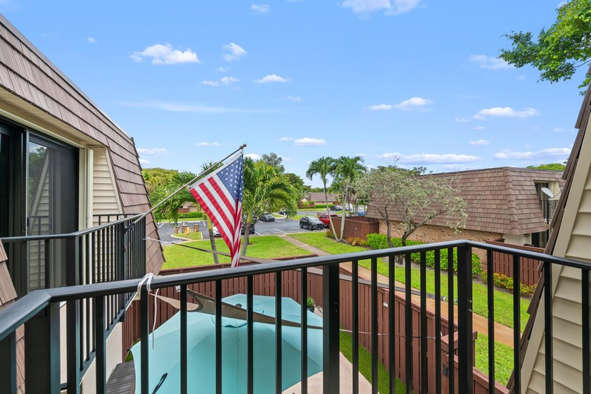 Tastefully Renovated &amp; Move-In Ready 2BR/2.5BA Townhome in - photo 24