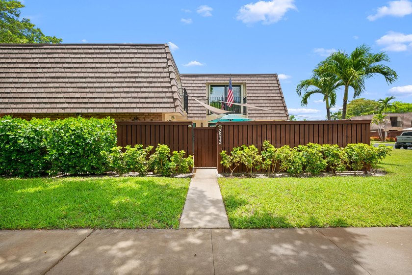 Tastefully Renovated &amp; Move-In Ready 2BR/2.5BA Townhome in - photo 28