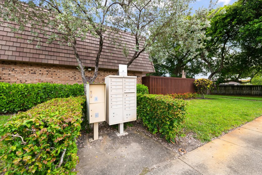 Tastefully Renovated &amp; Move-In Ready 2BR/2.5BA Townhome in - photo 29