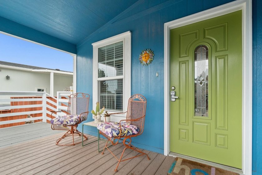 Welcome to your sunny slice of coastal paradise! This bright - photo 29