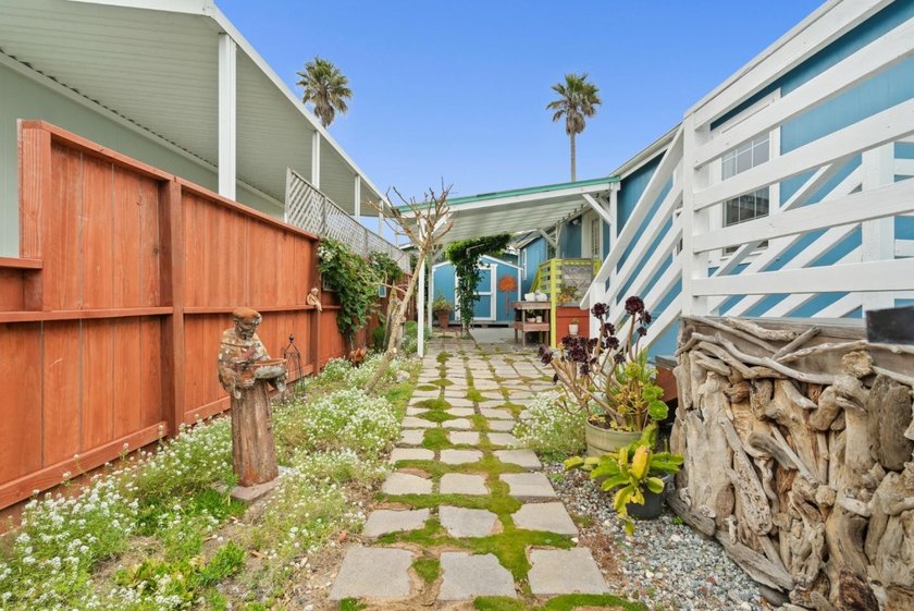 Welcome to your sunny slice of coastal paradise! This bright - photo 30